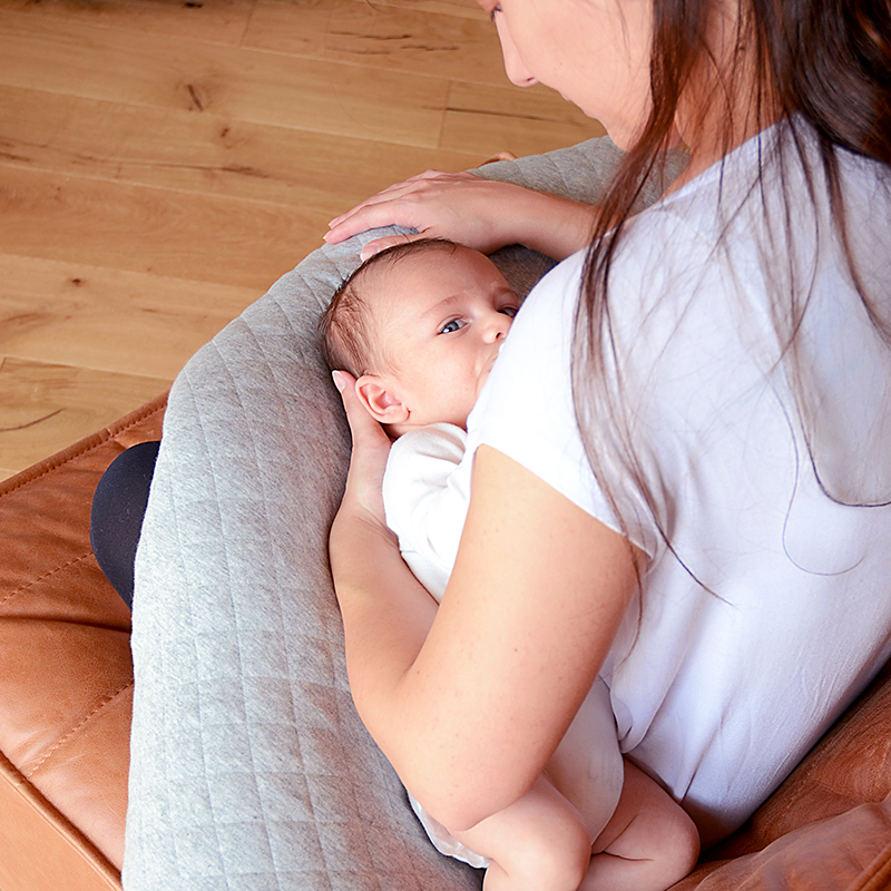 como poner el cojin de lactancia para dormir